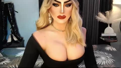 Snapshot of misschannel4sub chatting on 11/14/25, 04:49 PRIESTESS CHANNEL online show from 11/14/25, 04:49