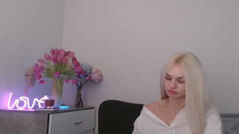 Snapshot of missemma1111 chatting on 01/28/25, 09:29 EMMA online show from 01/28/25, 09:29