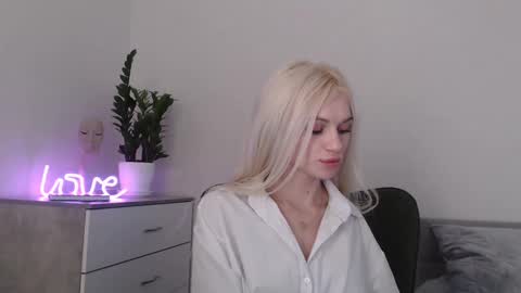 Snapshot of missemma1111 chatting on 01/30/25, 08:42 EMMA online show from 01/30/25, 08:42