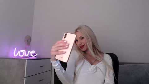 Snapshot of missemma1111 chatting on 12/18/25, 08:26 EMMA online show from 12/18/25, 08:26