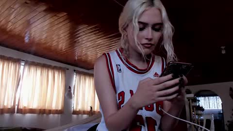 Snapshot of missluna27 chatting on 12/03/24, 08:39 Miss Luna online show from 12/03/24, 08:39