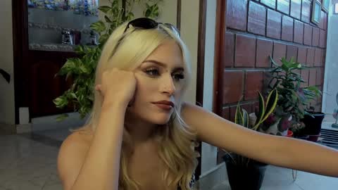 Snapshot of missluna27 chatting on 12/08/24, 09:30 Miss Luna online show from 12/08/24, 09:30