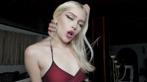 Snapshot of missluna27 chatting on 12/11/24, 11:43 Miss Luna online show from 12/11/24, 11:43