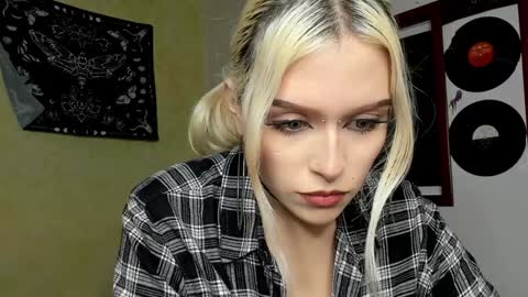 Snapshot of missluna27 chatting on 12/31/24, 04:16 Miss Luna online show from 12/31/24, 04:16