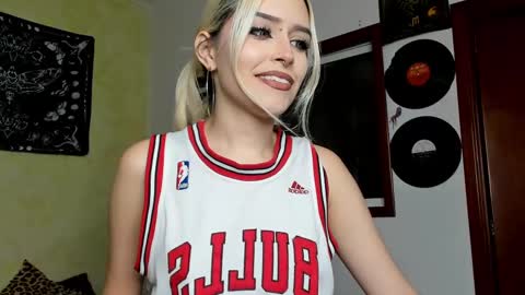 Snapshot of missluna27 chatting on 02/21/25, 08:16 Miss Luna online show from 02/21/25, 08:16