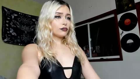 Snapshot of missluna27 chatting on 03/12/25, 01:36 Miss Luna online show from 03/12/25, 01:36