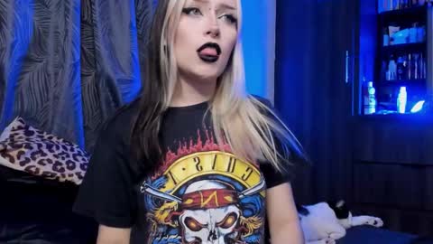 Snapshot of missluna27 chatting on 10/15/25, 01:17 Miss Luna online show from 10/15/25, 01:17