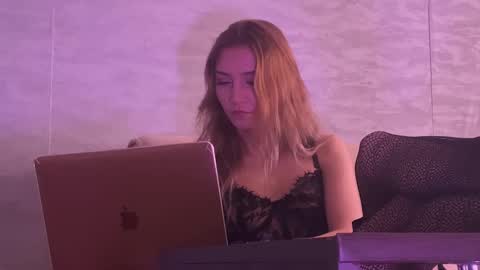 missmiroslava online show from 03/18/26, 09:45