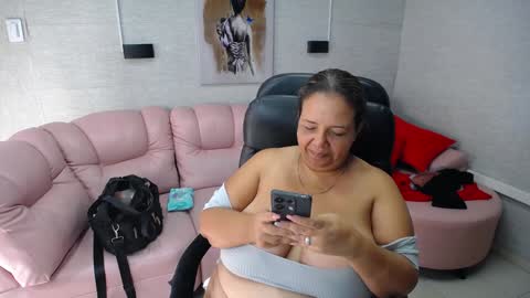 Snapshot of misspenelopenipples chatting on 01/23/25, 03:54 Penelope online show from 01/23/25, 03:54