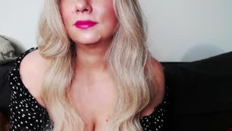 Snapshot of missqueen1416 chatting on 03/10/25, 05:39 Missqueen1416 online show from 03/10/25, 05:39