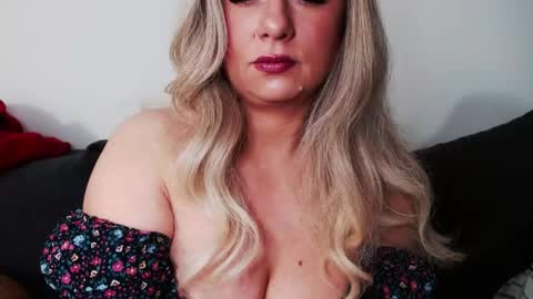 Snapshot of missqueen1416 chatting on 03/12/25, 06:18 Missqueen1416 online show from 03/12/25, 06:18