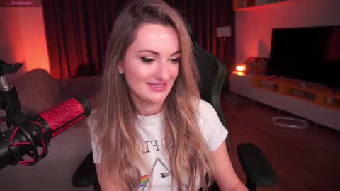 Snapshot of misswiney chatting on 01/21/25, 04:16 Winey online show from 01/21/25, 04:16