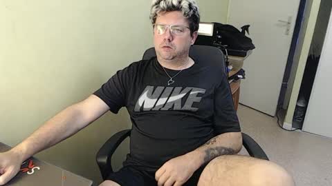 Snapshot of mistercoeur1 chatting on 01/10/25, 03:48 mistercoeur online show from 01/10/25, 03:48