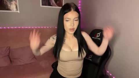 Snapshot of mistress_of_hearts chatting on 09/21/25, 06:42 Mia online show from 09/21/25, 06:42