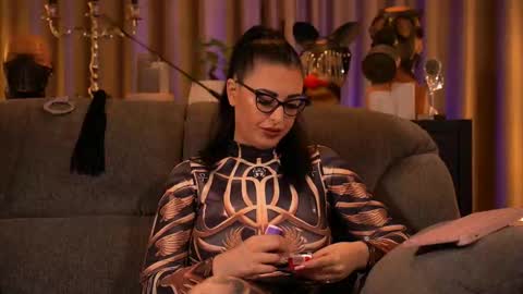 Snapshot of mistresskellykent chatting on 09/14/25, 08:19 Mistress Kelly online show from 09/14/25, 08:19