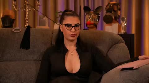 Snapshot of mistresskellykent chatting on 09/15/25, 09:15 Mistress Kelly online show from 09/15/25, 09:15