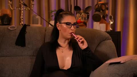 Snapshot of mistresskellykent chatting on 09/21/25, 01:07 Mistress Kelly online show from 09/21/25, 01:07