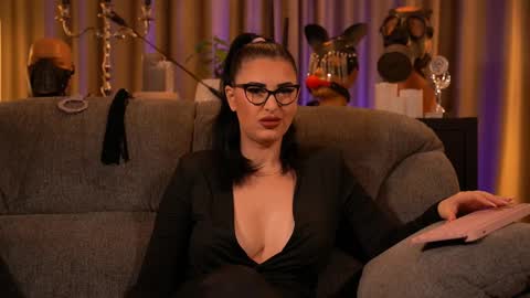 Snapshot of mistresskellykent chatting on 09/25/25, 11:52 Mistress Kelly online show from 09/25/25, 11:52