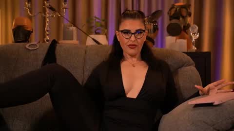 Snapshot of mistresskellykent chatting on 09/26/25, 10:36 Mistress Kelly online show from 09/26/25, 10:36