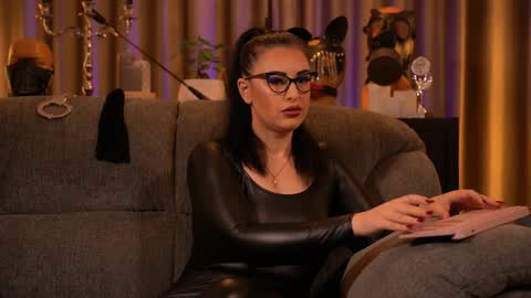 Snapshot of mistresskellykent chatting on 10/02/25, 08:27 Mistress Kelly online show from 10/02/25, 08:27