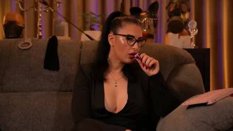 Snapshot of mistresskellykent chatting on 10/06/25, 12:08 Mistress Kelly online show from 10/06/25, 12:08