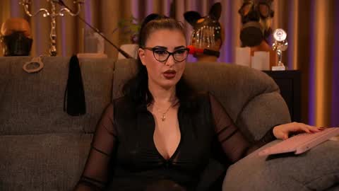 Snapshot of mistresskellykent chatting on 10/09/25, 11:03 Mistress Kelly online show from 10/09/25, 11:03