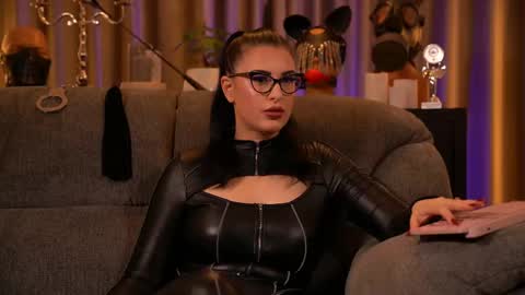 Snapshot of mistresskellykent chatting on 10/11/25, 09:24 Mistress Kelly online show from 10/11/25, 09:24