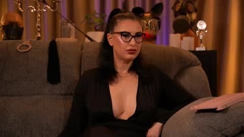 Snapshot of mistresskellykent chatting on 10/13/25, 10:32 Mistress Kelly online show from 10/13/25, 10:32