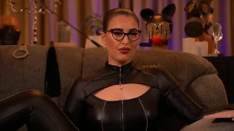 Snapshot of mistresskellykent chatting on 10/17/25, 09:39 Mistress Kelly online show from 10/17/25, 09:39