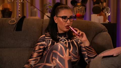 Snapshot of mistresskellykent chatting on 10/20/25, 11:49 Mistress Kelly online show from 10/20/25, 11:49