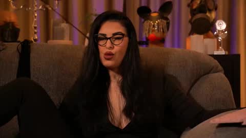 Snapshot of mistresskellykent chatting on 10/31/25, 11:50 Mistress Kelly online show from 10/31/25, 11:50