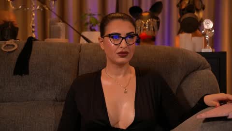 Snapshot of mistresskellykent chatting on 11/03/25, 12:24 Mistress Kelly online show from 11/03/25, 12:24