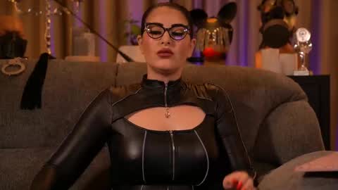 Snapshot of mistresskellykent chatting on 11/04/25, 12:10 Mistress Kelly online show from 11/04/25, 12:10