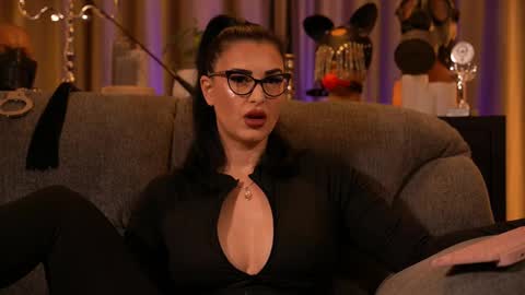 Snapshot of mistresskellykent chatting on 11/07/25, 01:38 Mistress Kelly online show from 11/07/25, 01:38