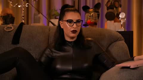 Snapshot of mistresskellykent chatting on 11/10/25, 12:20 Mistress Kelly online show from 11/10/25, 12:20