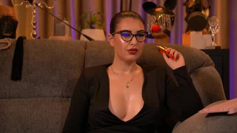 Snapshot of mistresskellykent chatting on 11/15/25, 01:25 Mistress Kelly online show from 11/15/25, 01:25