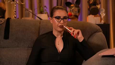 Snapshot of mistresskellykent chatting on 11/18/25, 01:33 Mistress Kelly online show from 11/18/25, 01:33