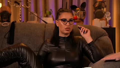 Snapshot of mistresskellykent chatting on 11/21/25, 09:46 Mistress Kelly online show from 11/21/25, 09:46