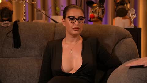 Snapshot of mistresskellykent chatting on 11/23/25, 12:10 Mistress Kelly online show from 11/23/25, 12:10