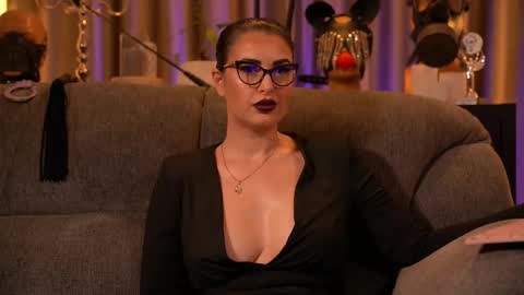 Snapshot of mistresskellykent chatting on 11/28/25, 02:03 Mistress Kelly online show from 11/28/25, 02:03