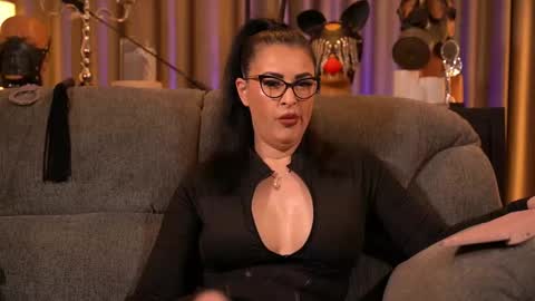 Snapshot of mistresskellykent chatting on 12/03/25, 08:51 Mistress Kelly online show from 12/03/25, 08:51