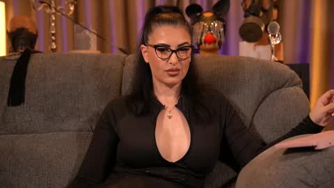 Snapshot of mistresskellykent chatting on 12/13/25, 10:15 Mistress Kelly online show from 12/13/25, 10:15