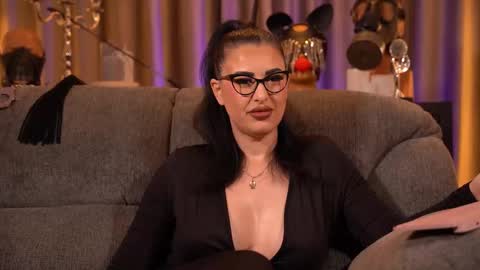 Snapshot of mistresskellykent chatting on 12/18/25, 01:33 Mistress Kelly online show from 12/18/25, 01:33