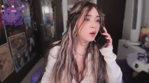 Snapshot of mitsu_dva chatting on 11/26/25, 01:28 Emili online show from 11/26/25, 01:28