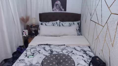 Snapshot of mitzihakku chatting on 10/20/25, 10:16 Nicahontas online show from 10/20/25, 10:16