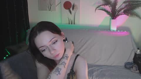 Snapshot of miuri_miy chatting on 02/05/25, 10:22 Yuka online show from 02/05/25, 10:22