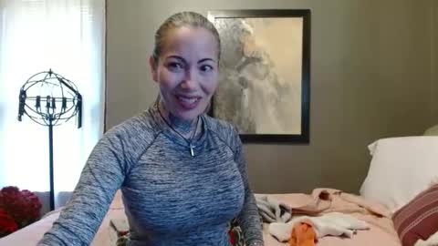 Snapshot of mizxtrix chatting on 10/27/25, 07:07 MizXtrix online show from 10/27/25, 07:07