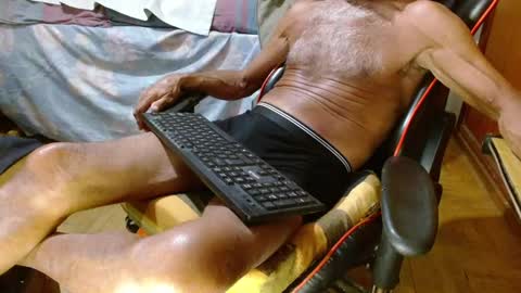 Snapshot of mjmadurengue chatting on 12/25/24, 05:37 Mario jose online show from 12/25/24, 05:37