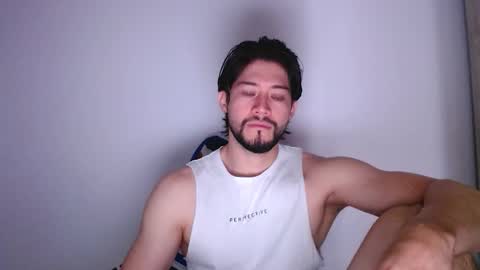 Snapshot of mnt_o chatting on 12/17/25, 06:58 MNT O VILA online show from 12/17/25, 06:58