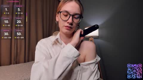 Laura online show from 11/03/25, 01:40